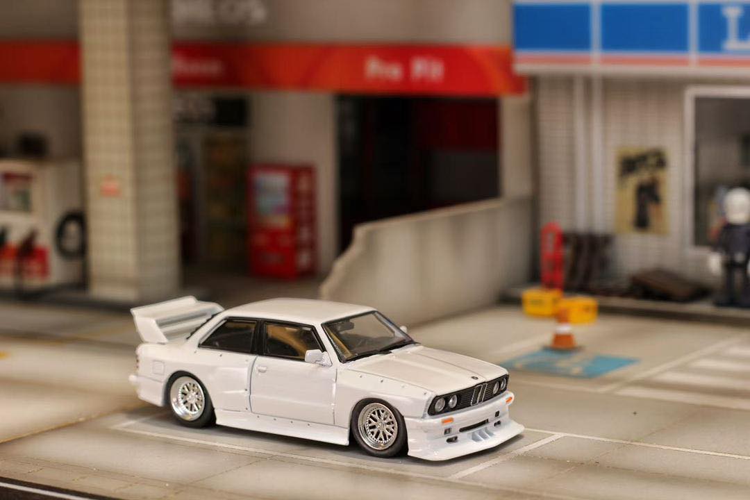 Street Weapon 1:64 BMW E30 M3 LTO Modified (3 Colours)
