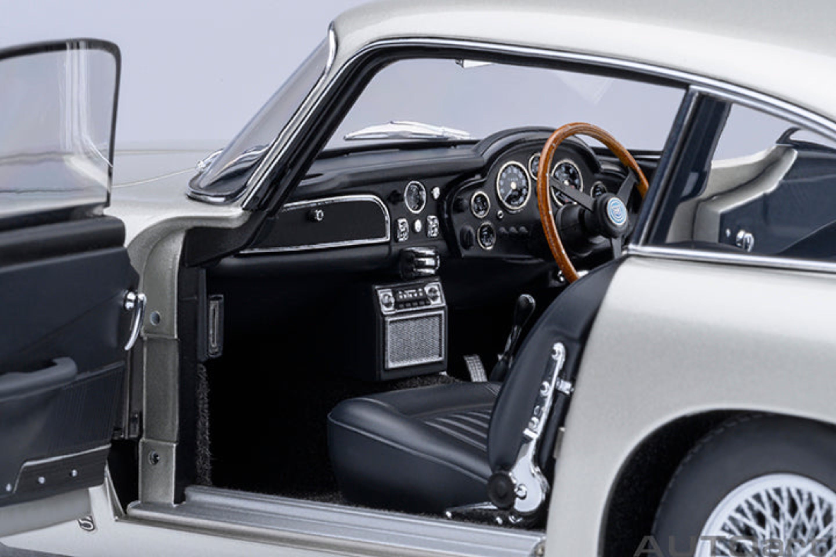 AUTOart 1:18 Aston Martin DB5 - Birch Silver 70287 – Horizon Diecast
