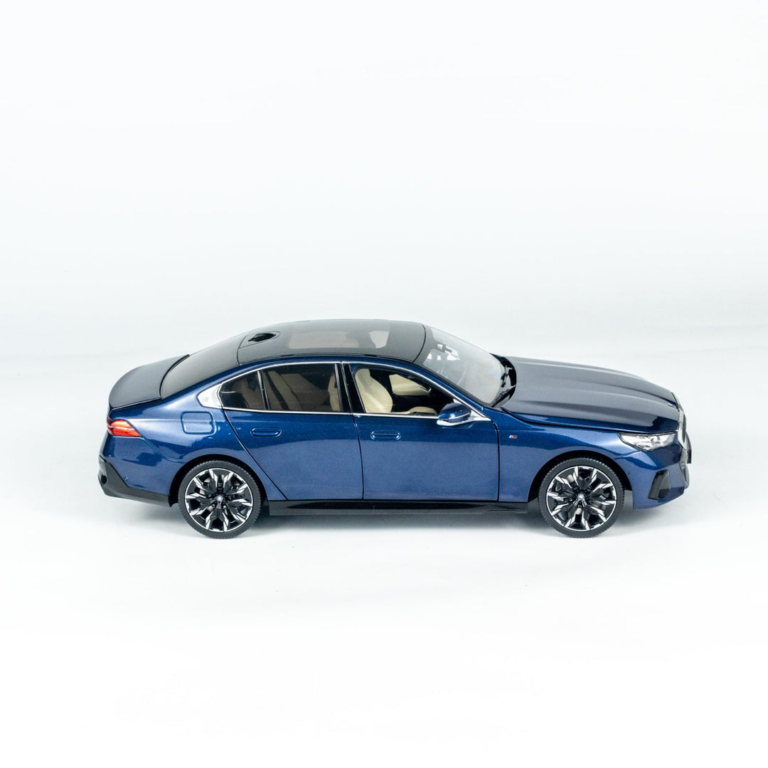 [Preorder] MINICHAMPS 1:18 BMW i5 - 2023 - BLUE METALLIC 110023400
