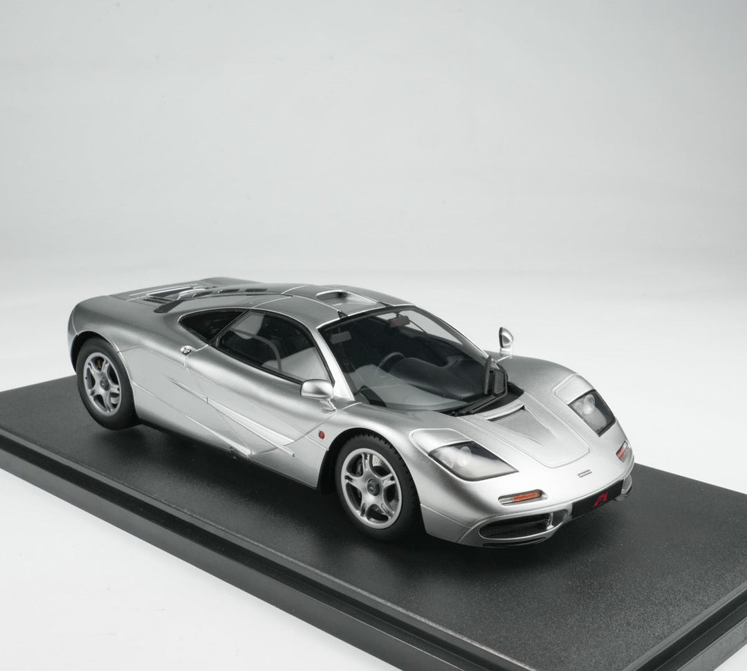 GT Spirit 1:18 McLaren F1 Silver with Acrylic Case CLDC045