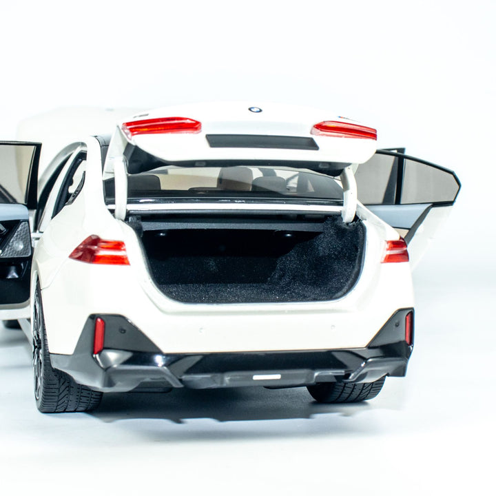[Preorder] MINICHAMPS 1:18 BMW i5 - 2023 - WHITE METALLIC 110023402