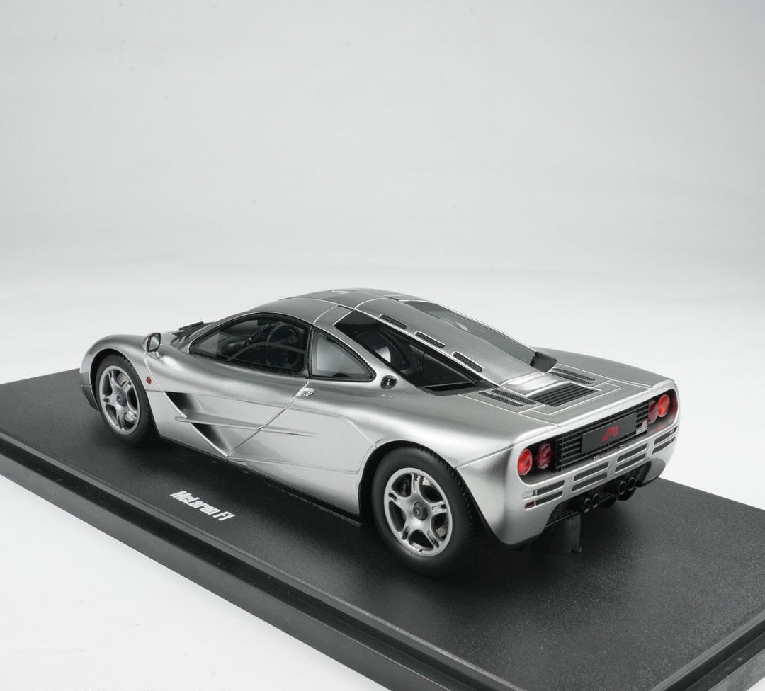 GT Spirit 1:18 McLaren F1 Silver with Acrylic Case CLDC045