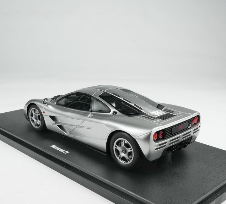 GT Spirit 1:18 McLaren F1 Silver with Acrylic Case CLDC045