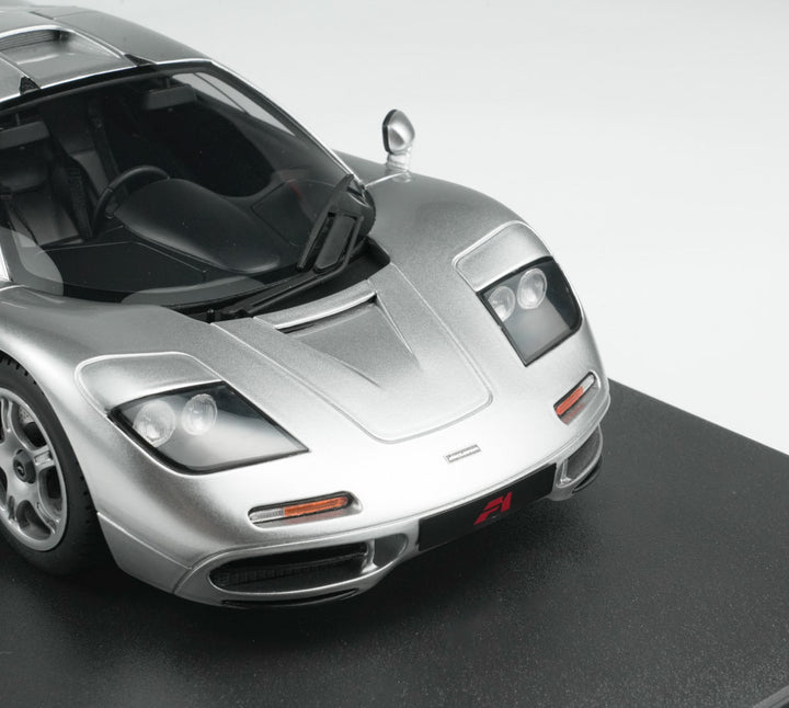 GT Spirit 1:18 McLaren F1 Silver with Acrylic Case CLDC045