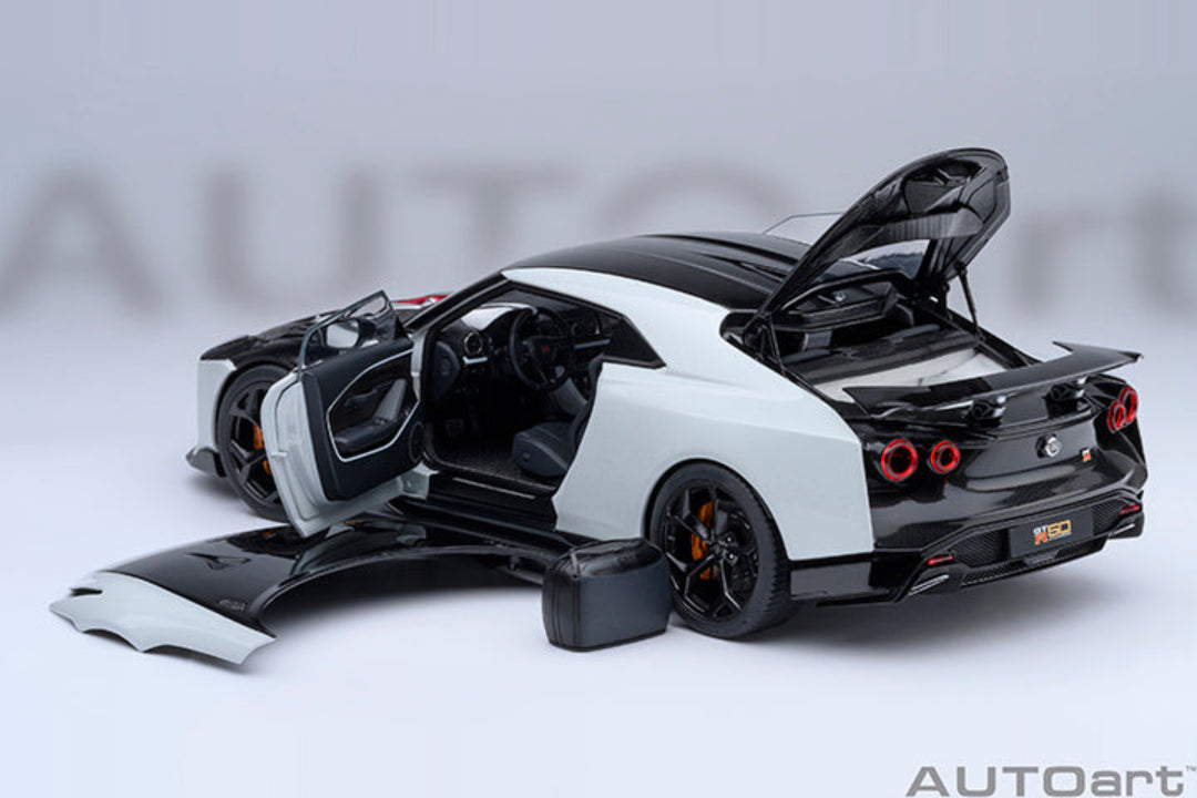 AUTOart 1:18 Nissan GT-R50 ITALDESIGN - Metallic White / Black 77511