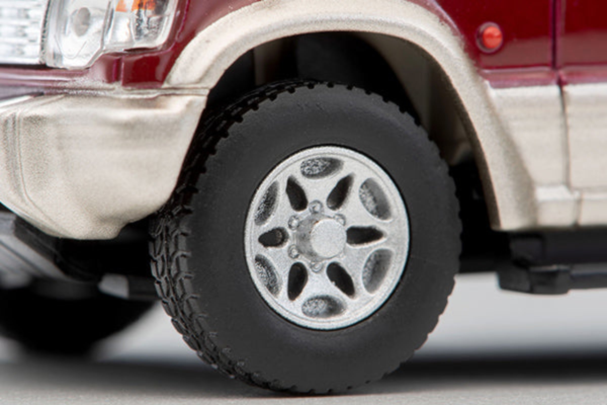 Tomytec TLVN 1:64 Mitsubishi Pajero Mid Roof Wide VR (Red/Beige