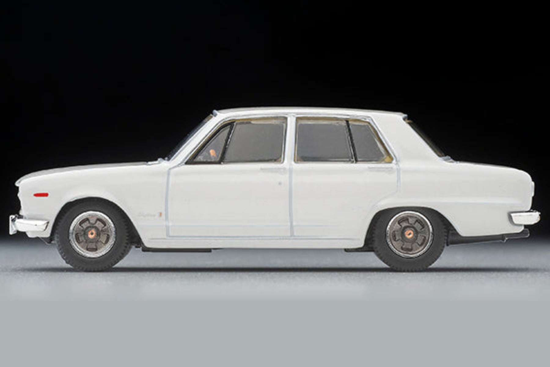 Tomytec TLVN 1:64 Nissan Skyline 2000 GT-X (white) 1972 – Horizon