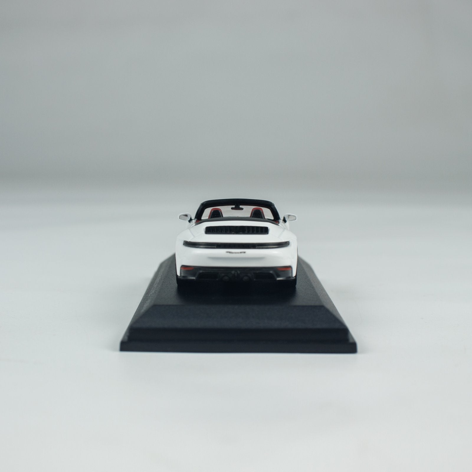 Minichamps 1:64 PORSCHE 911 (992.2) CARRERA GTS CABRIOLET CLDC