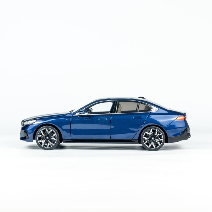 [Preorder] MINICHAMPS 1:18 BMW i5 - 2023 - BLUE METALLIC 110023400