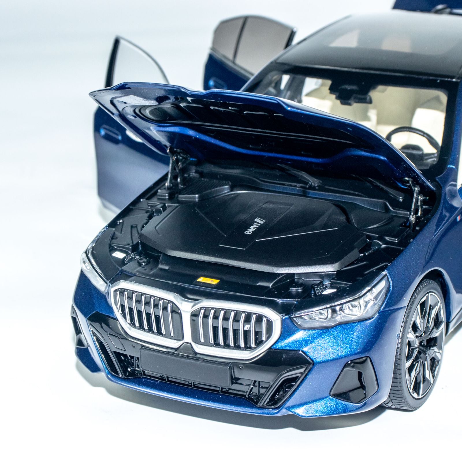 MINICHAMPS 1:18 BMW i5 - 2023 - BLUE METALLIC 110023400 – Horizon