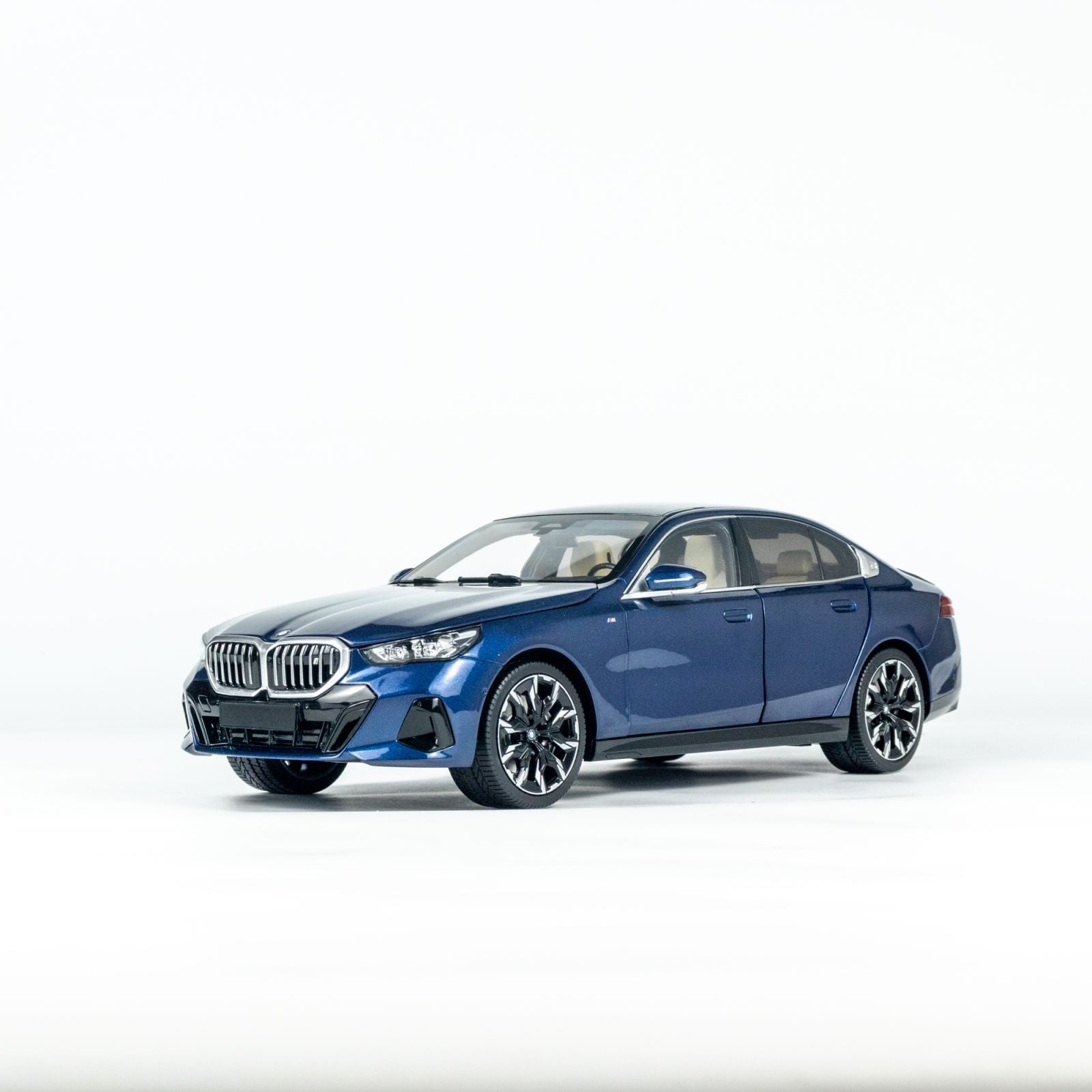 MINICHAMPS 1:18 BMW i5 - 2023 - BLUE METALLIC 110023400 – Horizon