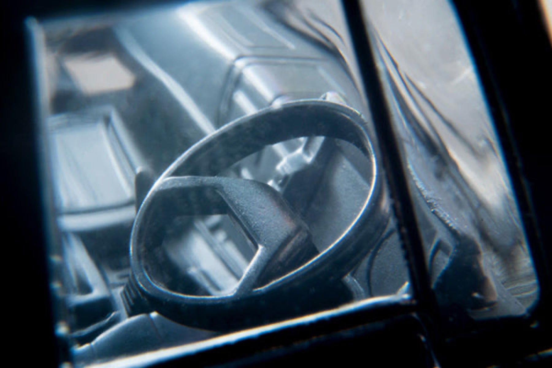 Tomytec TLVN 1:64 Isuzu 810EX Tractor Head (Navy Blue) – Horizon