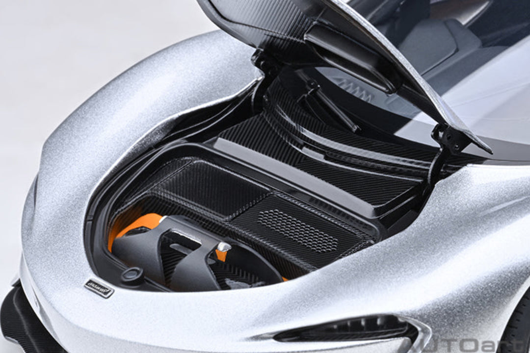 AUTOart 1:18 McLaren Speedtail - Supernova Silver 76090