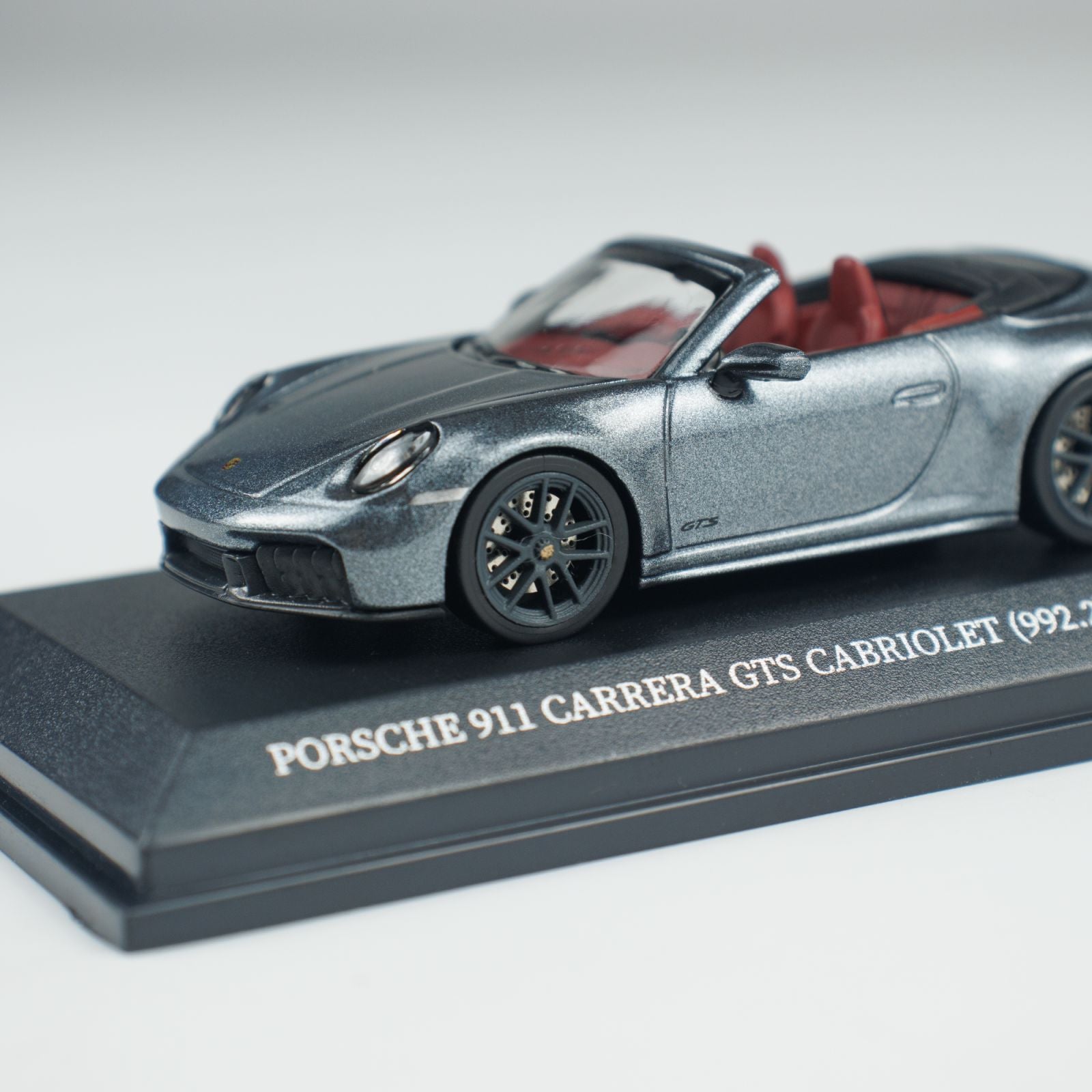 Minichamps 1:64 PORSCHE 911 (992.2) CARRERA GTS CABRIOLET CLDC