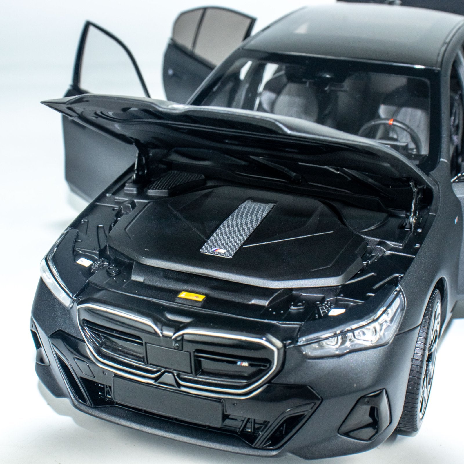 MINICHAMPS 1:18 BMW i5 - 2023 - Gray METALLIC 110023401 – Horizon
