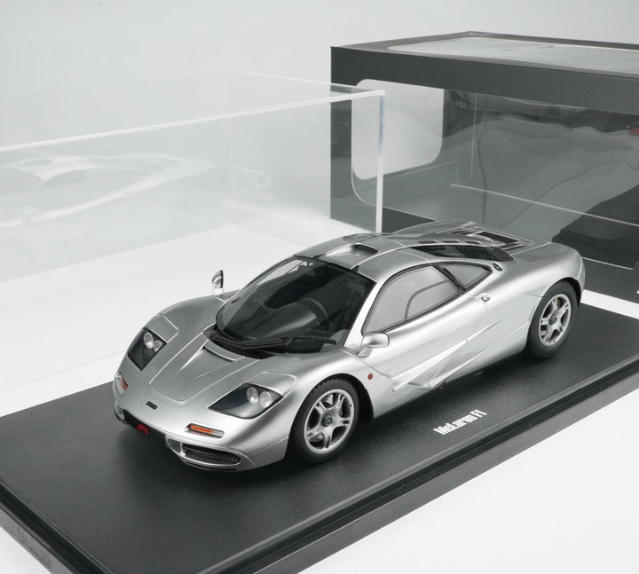 GT Spirit 1:18 McLaren F1 Silver with Acrylic Case CLDC045