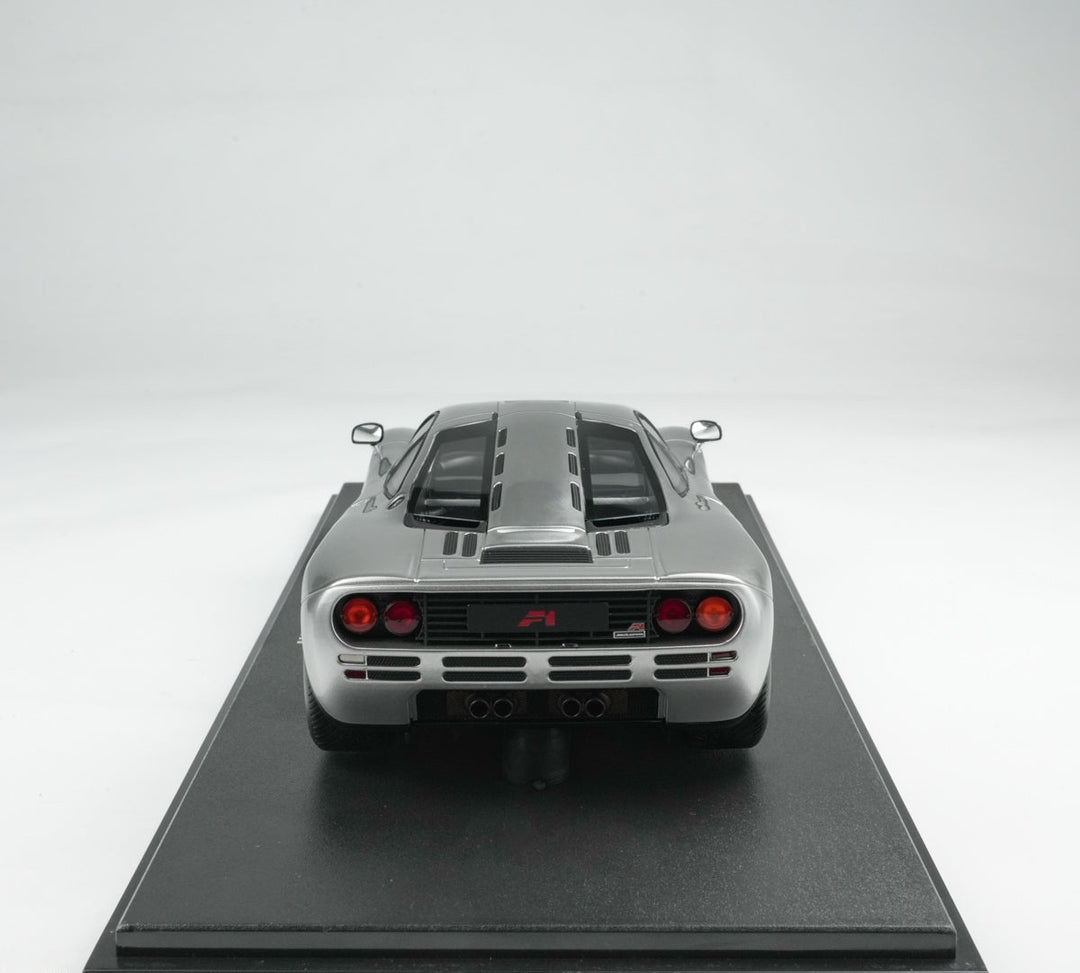 GT Spirit 1:18 McLaren F1 Silver with Acrylic Case CLDC045