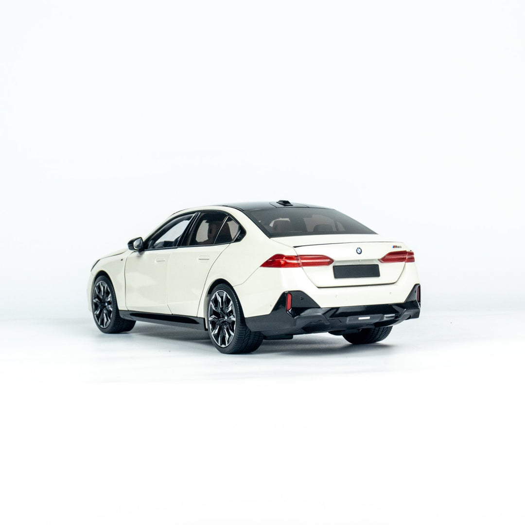 [Preorder] MINICHAMPS 1:18 BMW i5 - 2023 - WHITE METALLIC 110023402