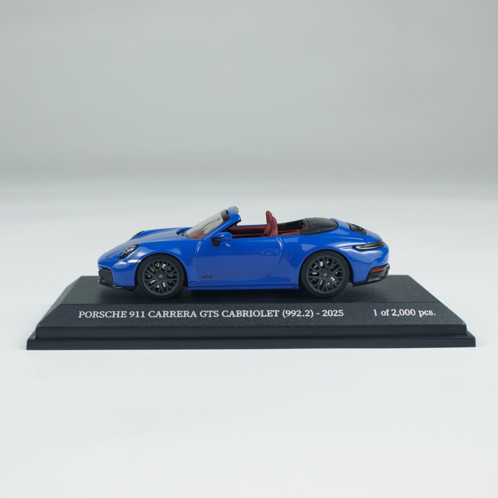 Minichamps 1:64 PORSCHE 911 (992.2) CARRERA GTS CABRIOLET CLDC