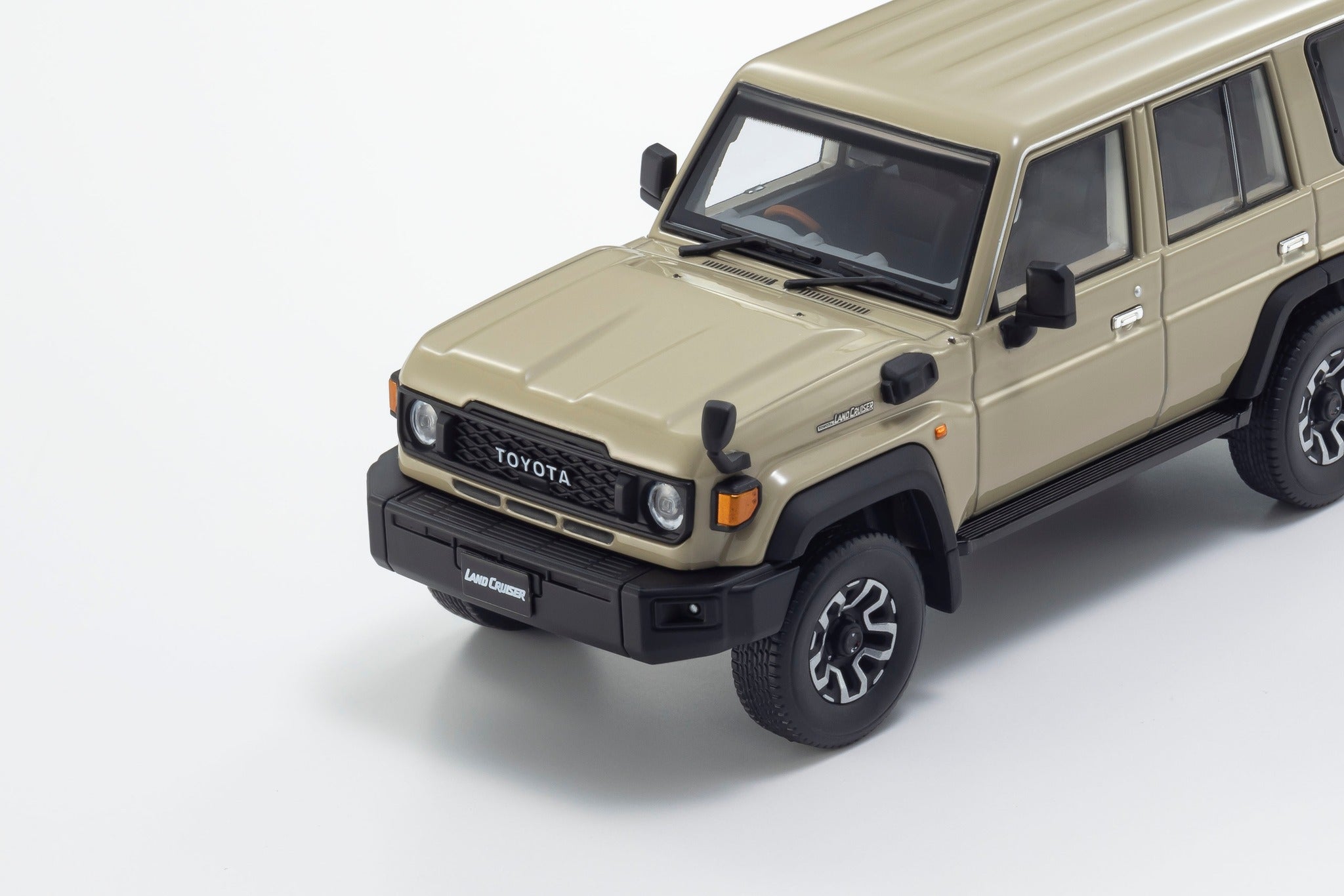 ミニカー KYOSHO Toyota LAND CRUISER 70 Beige Kyosho 1:43 Toyota Land Cruiser 70 4(3 Colours) 03928BE/03928W