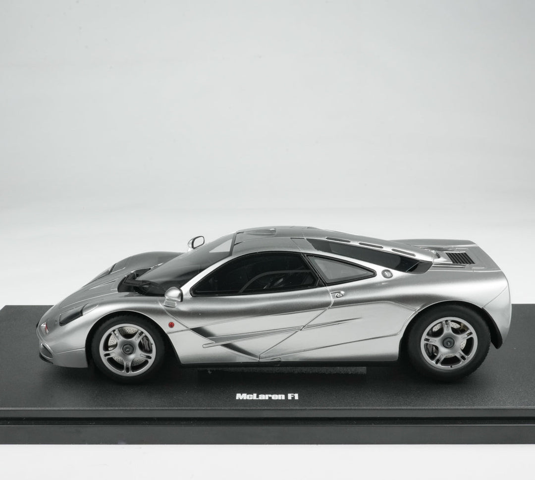 GT Spirit 1:18 McLaren F1 Silver with Acrylic Case CLDC045