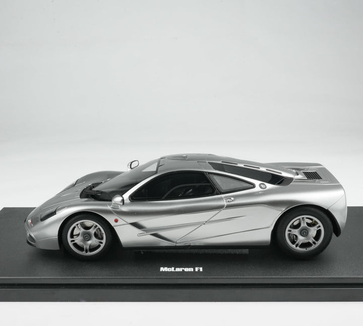 GT Spirit 1:18 McLaren F1 Silver with Acrylic Case CLDC045