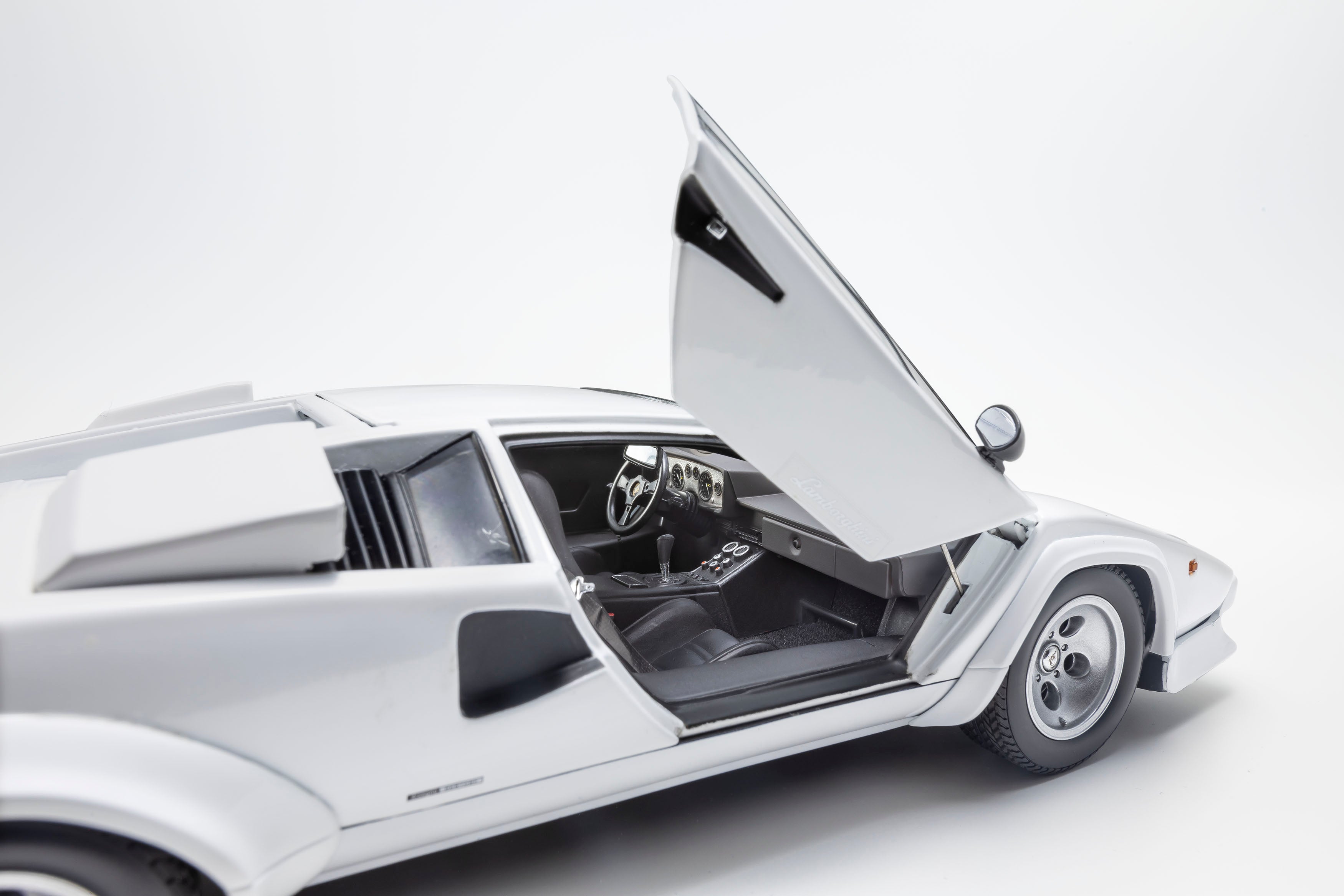 Kyosho 1:18 Lamborghini Countach LP 400 S -White 08320WFL