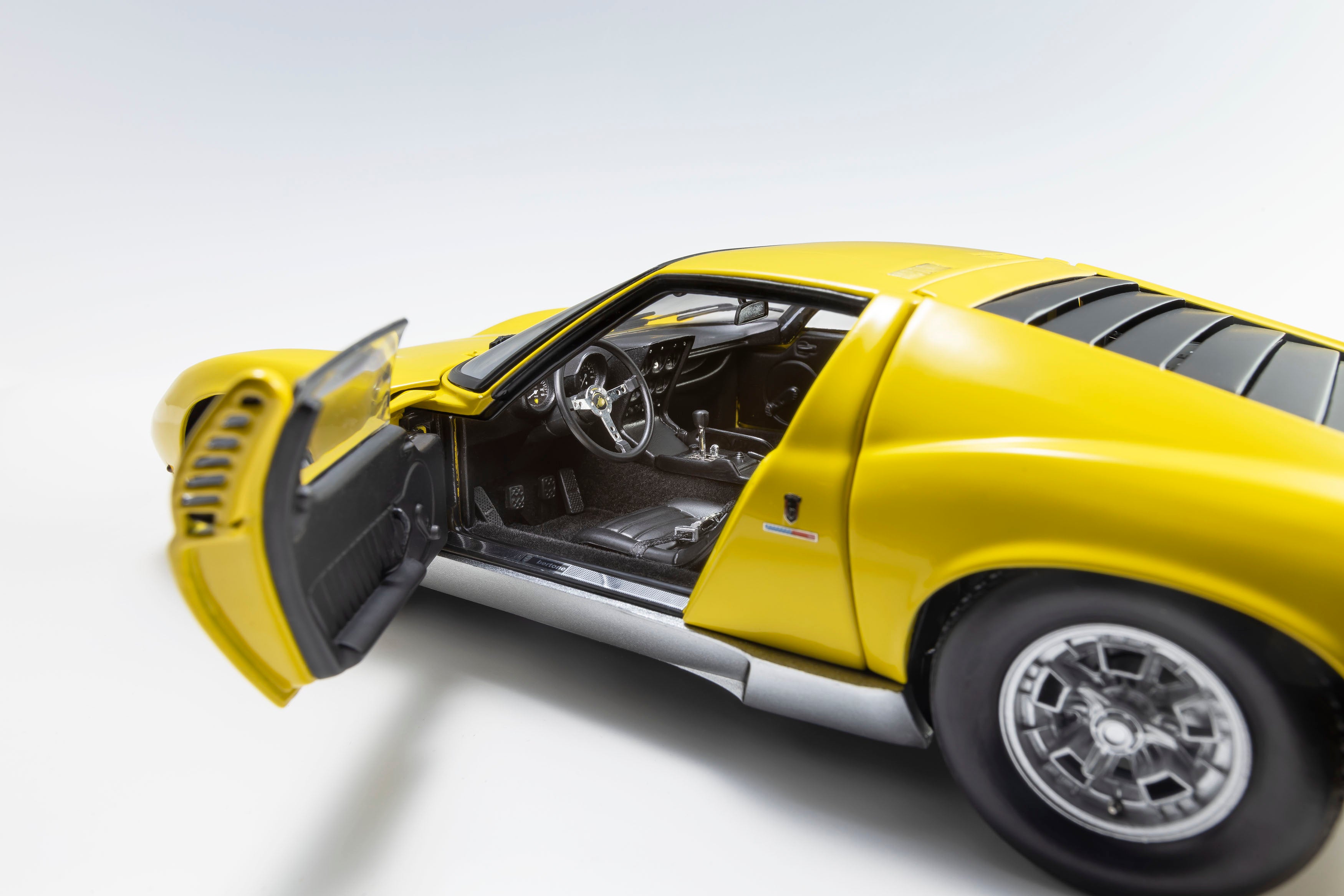 Preorder] Kyosho 1:18 LAM MIURA P 400 (YELLOW) 08314Y – Horizon