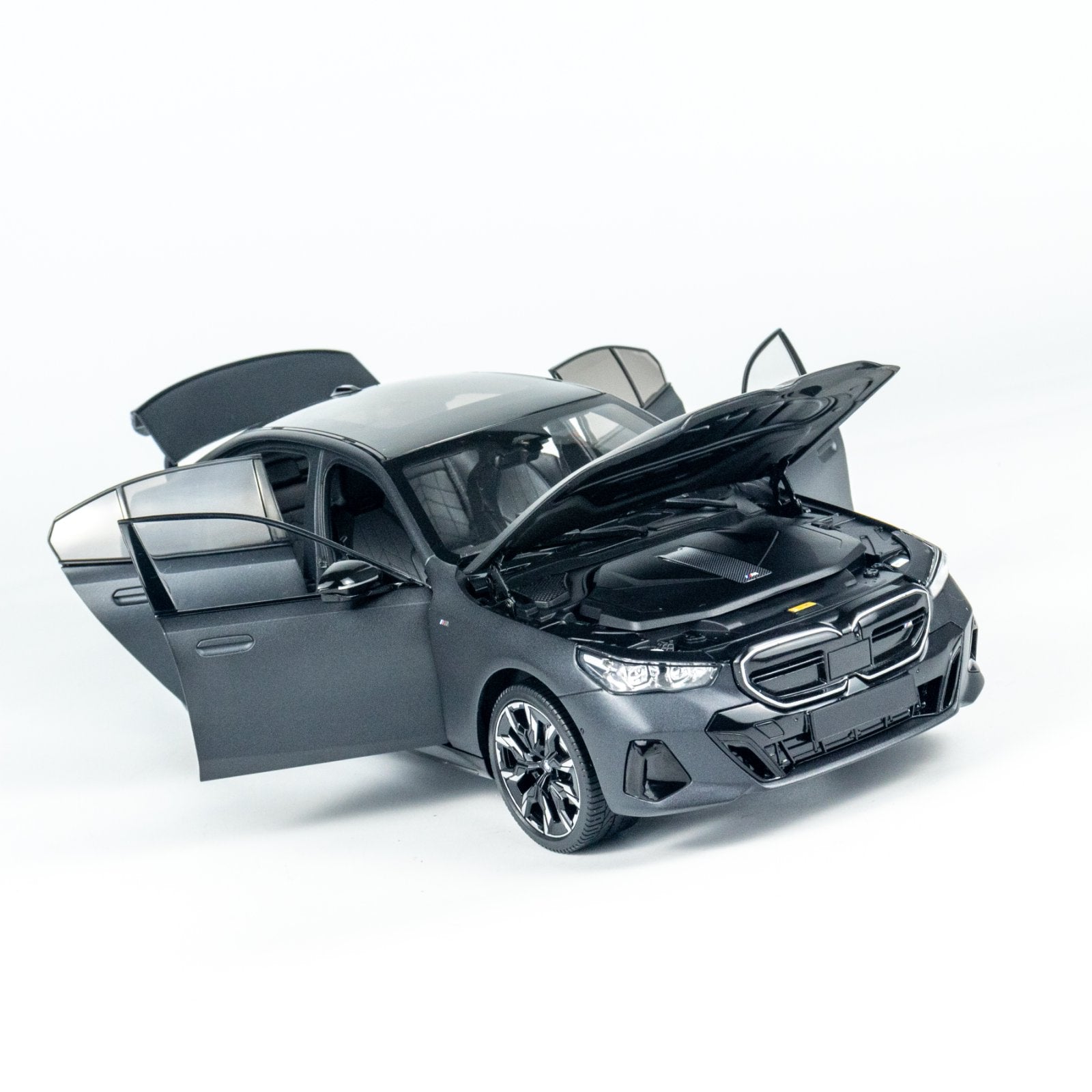 MINICHAMPS 1:18 BMW i5 - 2023 - Gray METALLIC 110023401 – Horizon