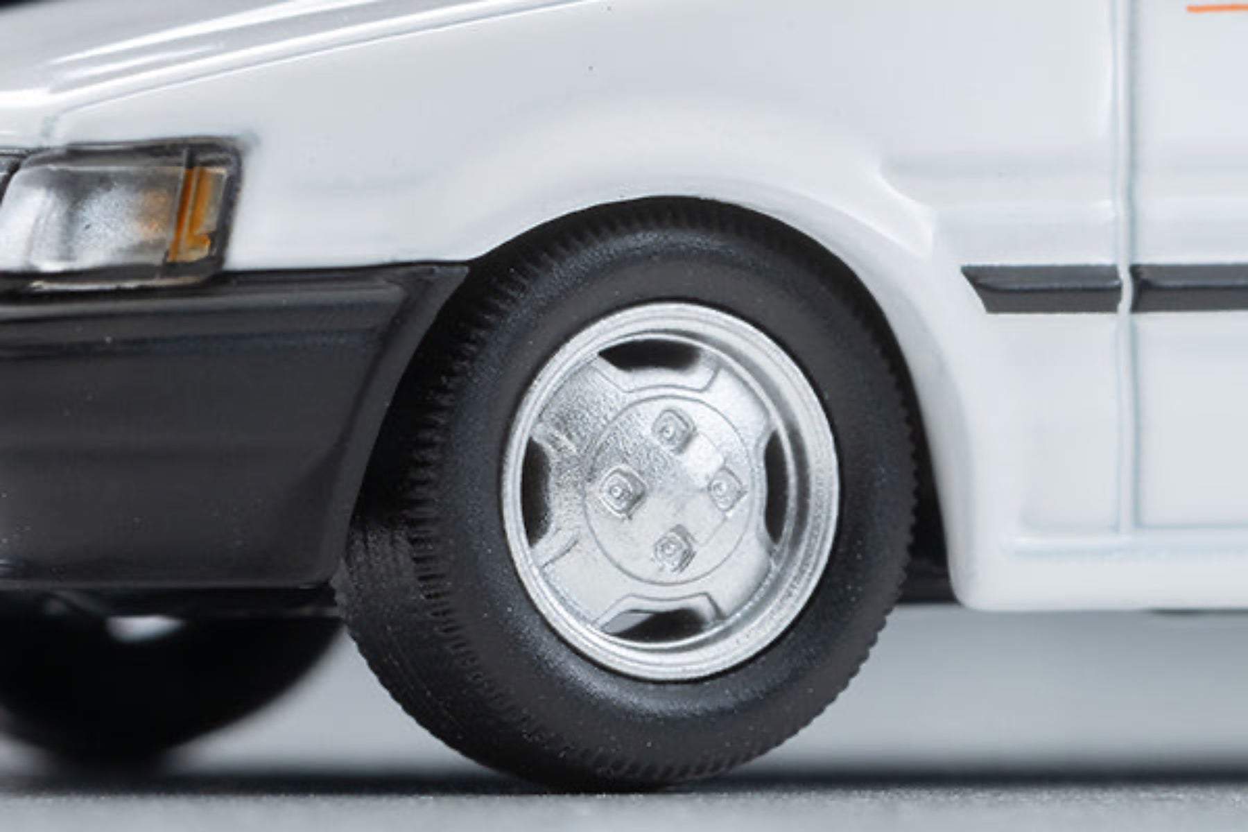 Tomytec TLVN 1:64 Toyota Corolla Levin 2-door lime (white) 1983 LV