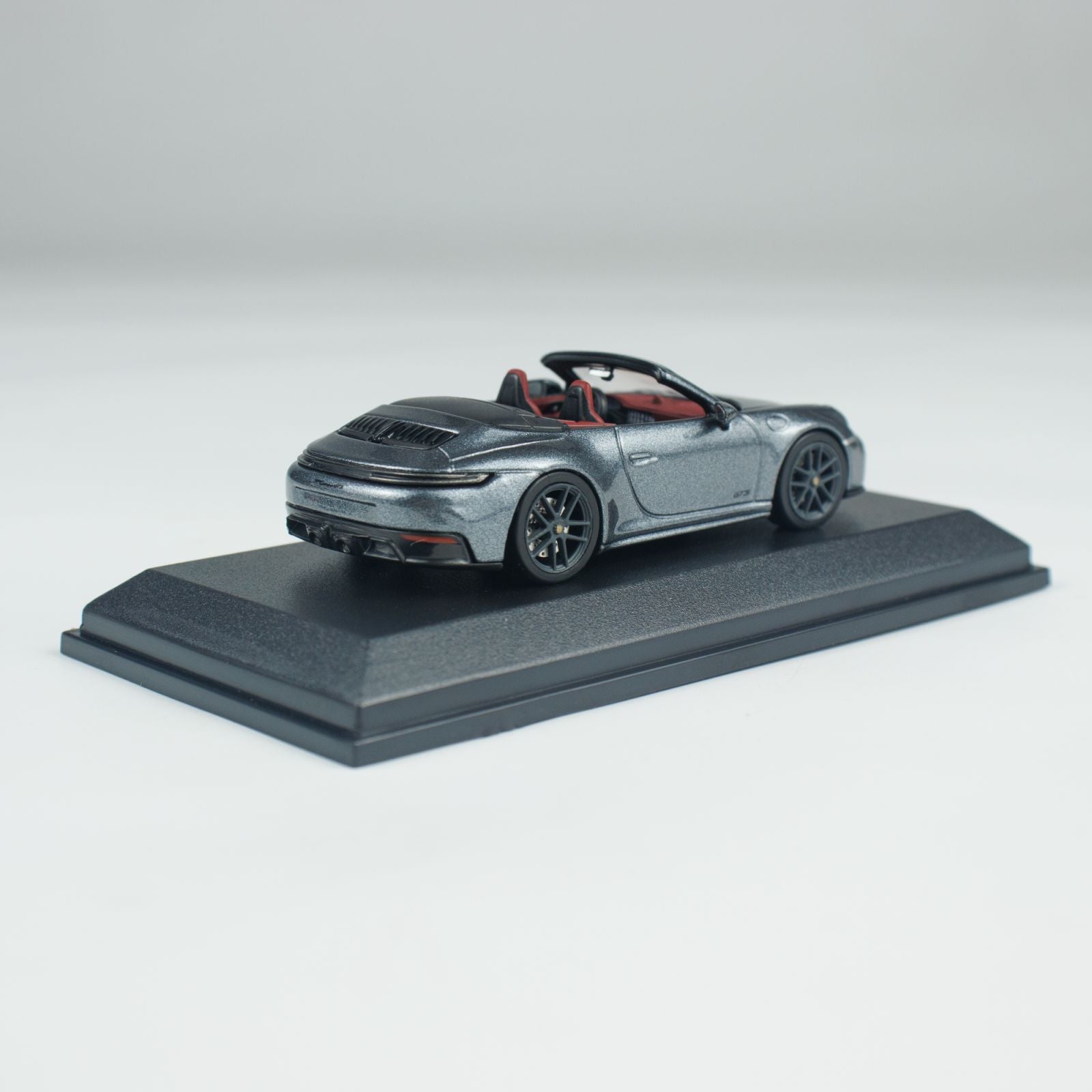 Minichamps 1:64 PORSCHE 911 (992.2) CARRERA GTS CABRIOLET CLDC