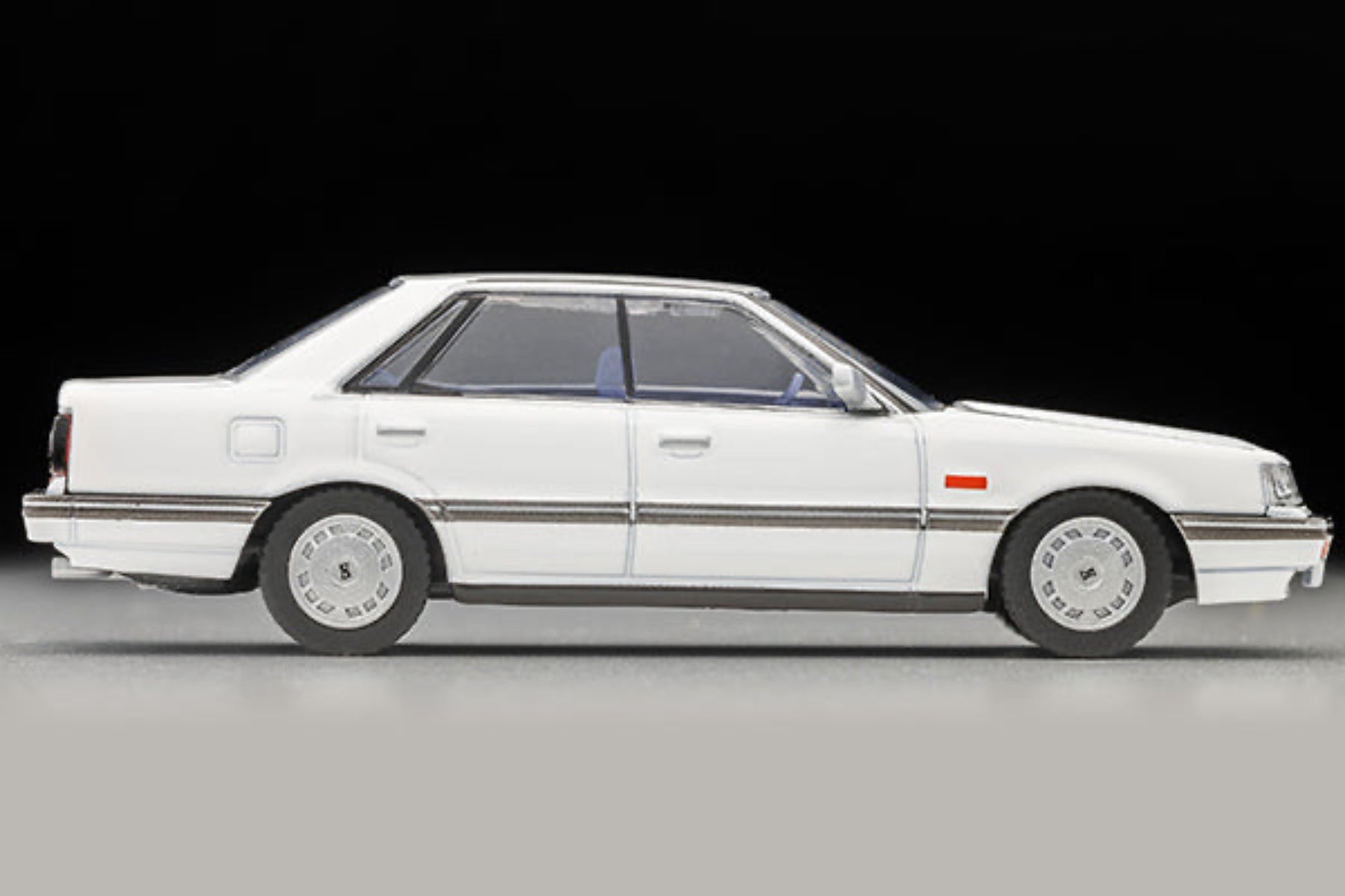 Preorder] Tomytec TLVN 1:64 Nissan Skyline 4-door HT 1800