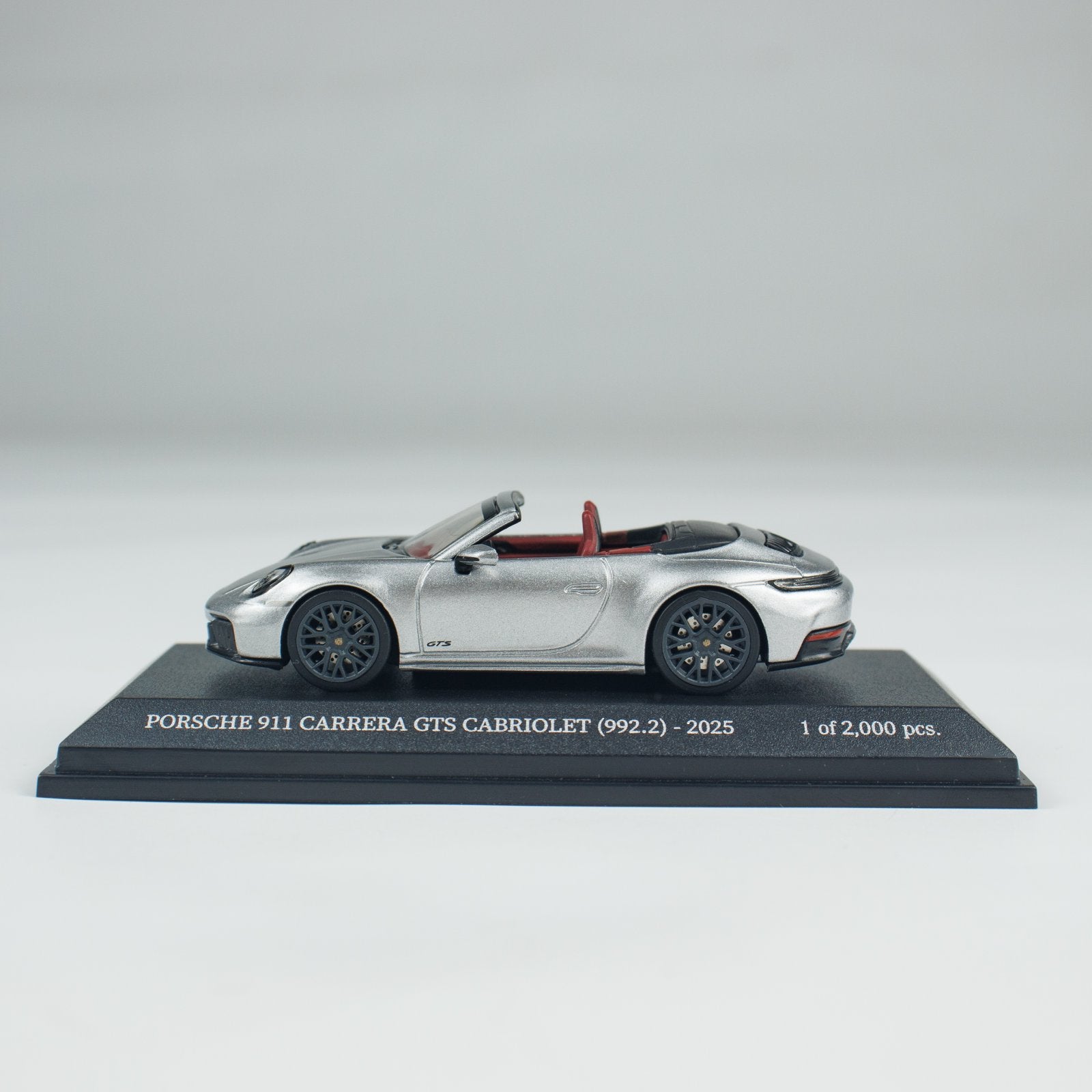 Minichamps 1:64 PORSCHE 911 (992.2) CARRERA GTS CABRIOLET CLDC