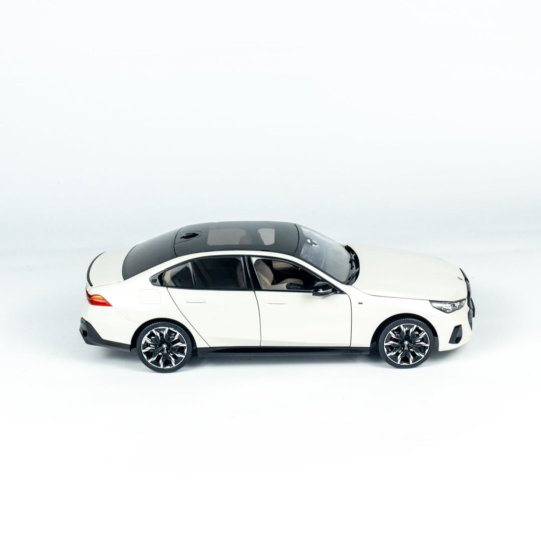 [Preorder] MINICHAMPS 1:18 BMW i5 - 2023 - WHITE METALLIC 110023402