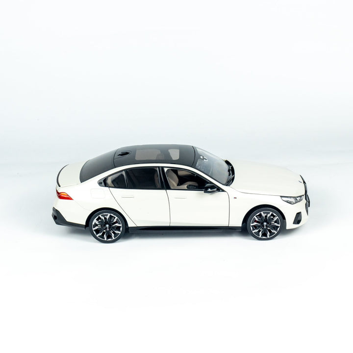 [Preorder] MINICHAMPS 1:18 BMW i5 - 2023 - WHITE METALLIC 110023402