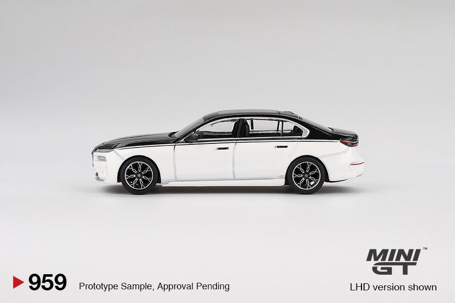 [Preorder] MINIGT 1:64 BMW i7 xDrive60 Alpine White / Black Sapphire MGT00959