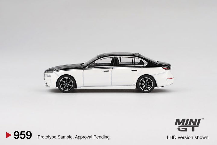 [Preorder] MINIGT 1:64 BMW i7 xDrive60 Alpine White / Black Sapphire MGT00959