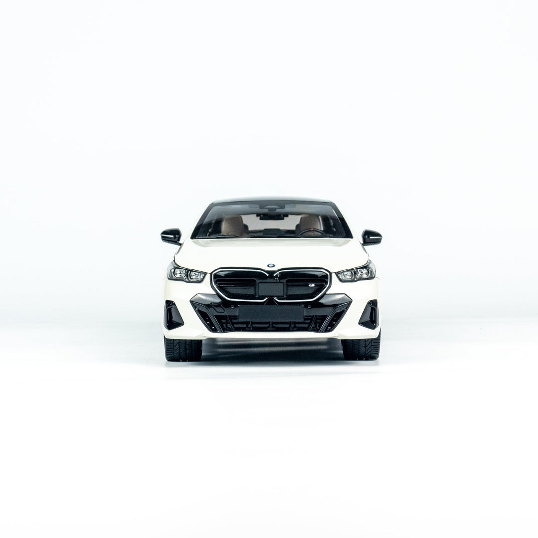 [Preorder] MINICHAMPS 1:18 BMW i5 - 2023 - WHITE METALLIC 110023402