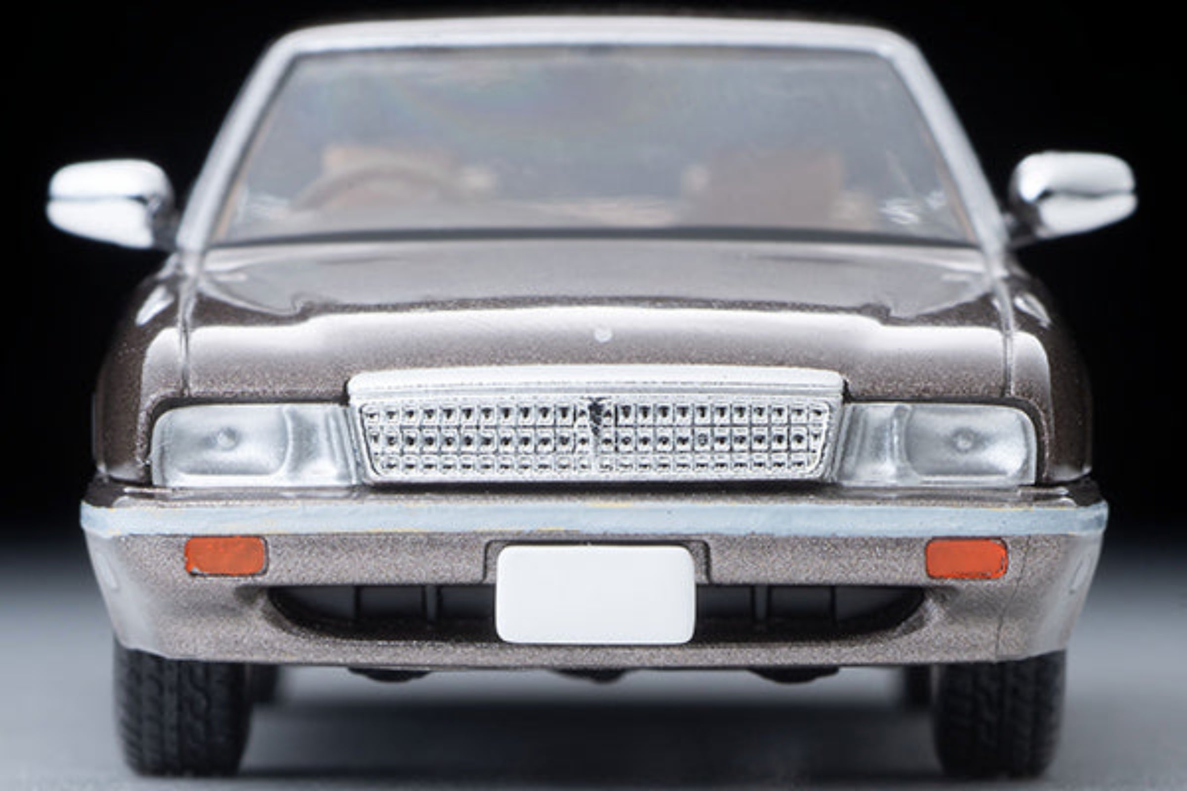 Tomytec TLVN 1:64 Nissan Cedric Cima TYPE-II Limited (brown) 1988