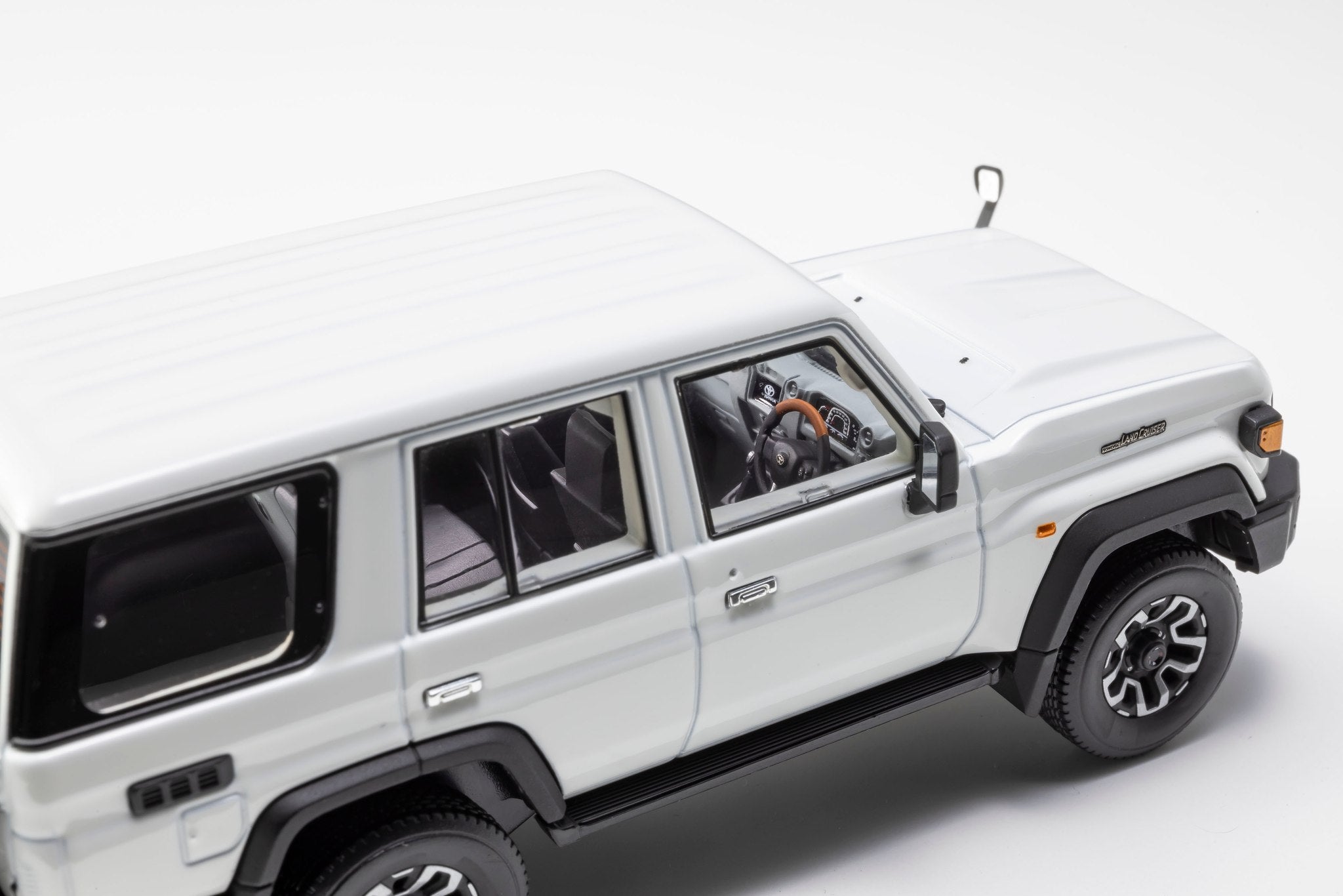 Kyosho 1:43 Toyota Land Cruiser 70 4(3 Colours) 03928BE/03928W