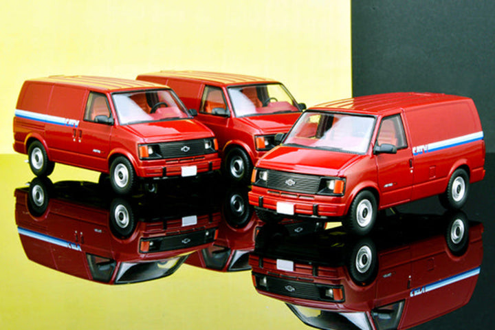 Tomytec TLVN 1:64 Chevrolet Astro Van (red)