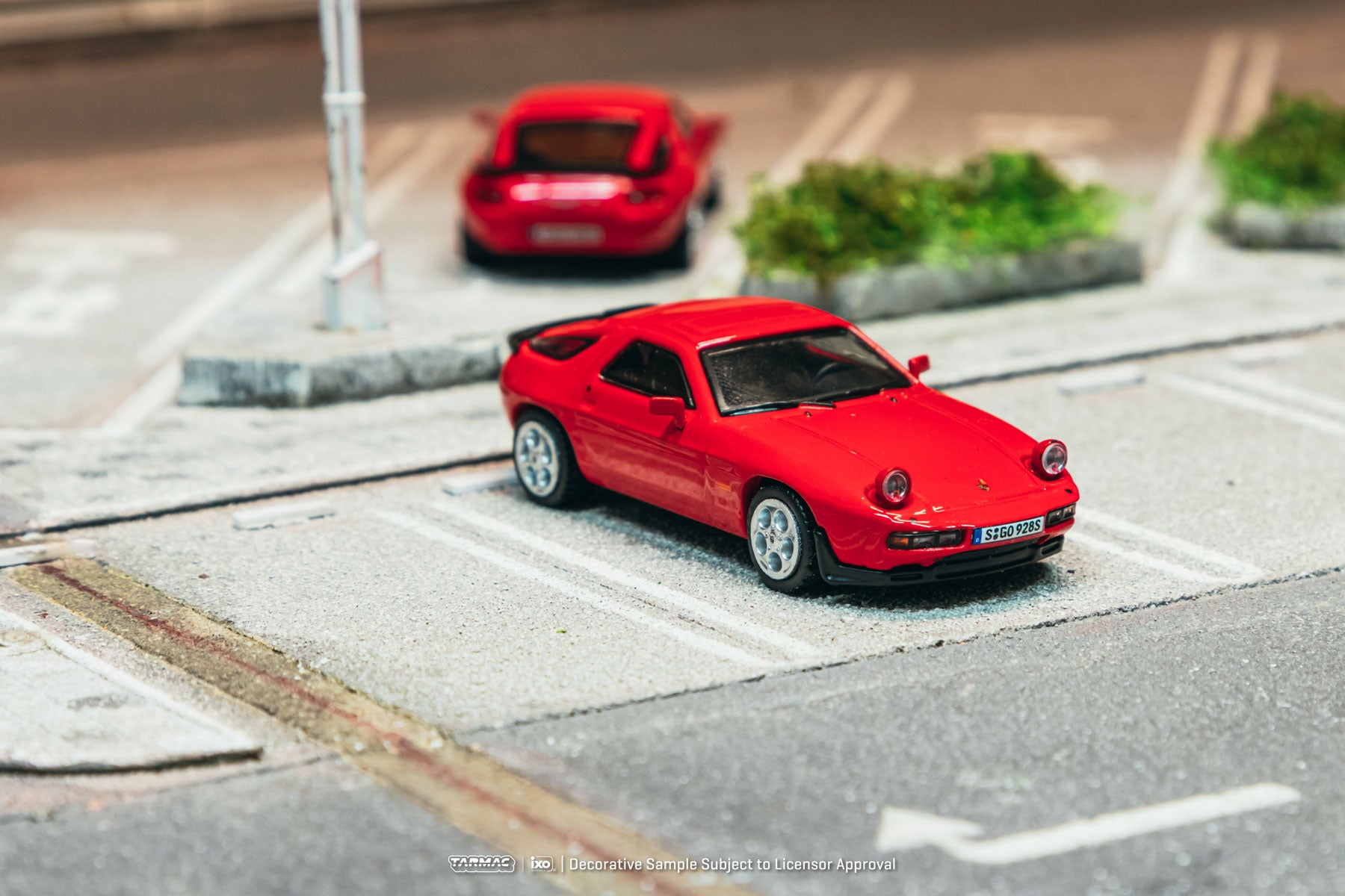 Preorder] Tarmac Works 1:64 Porsche 928 S Red T64G-083-RE