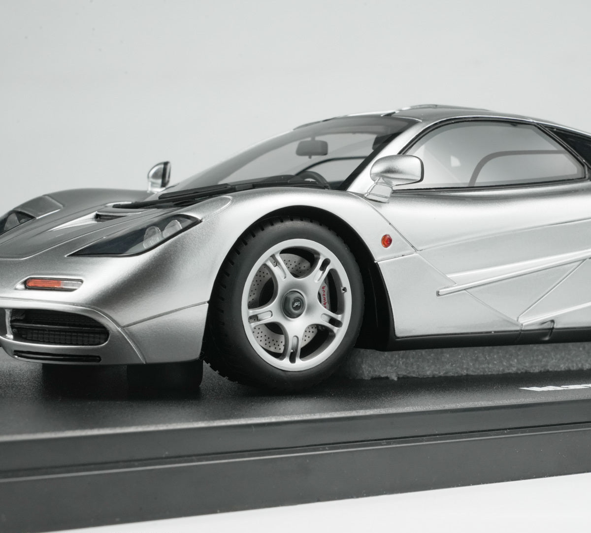 GT Spirit 1:18 McLaren F1 Silver with Acrylic Case CLDC045