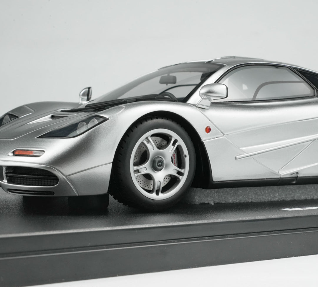GT Spirit 1:18 McLaren F1 Silver with Acrylic Case CLDC045