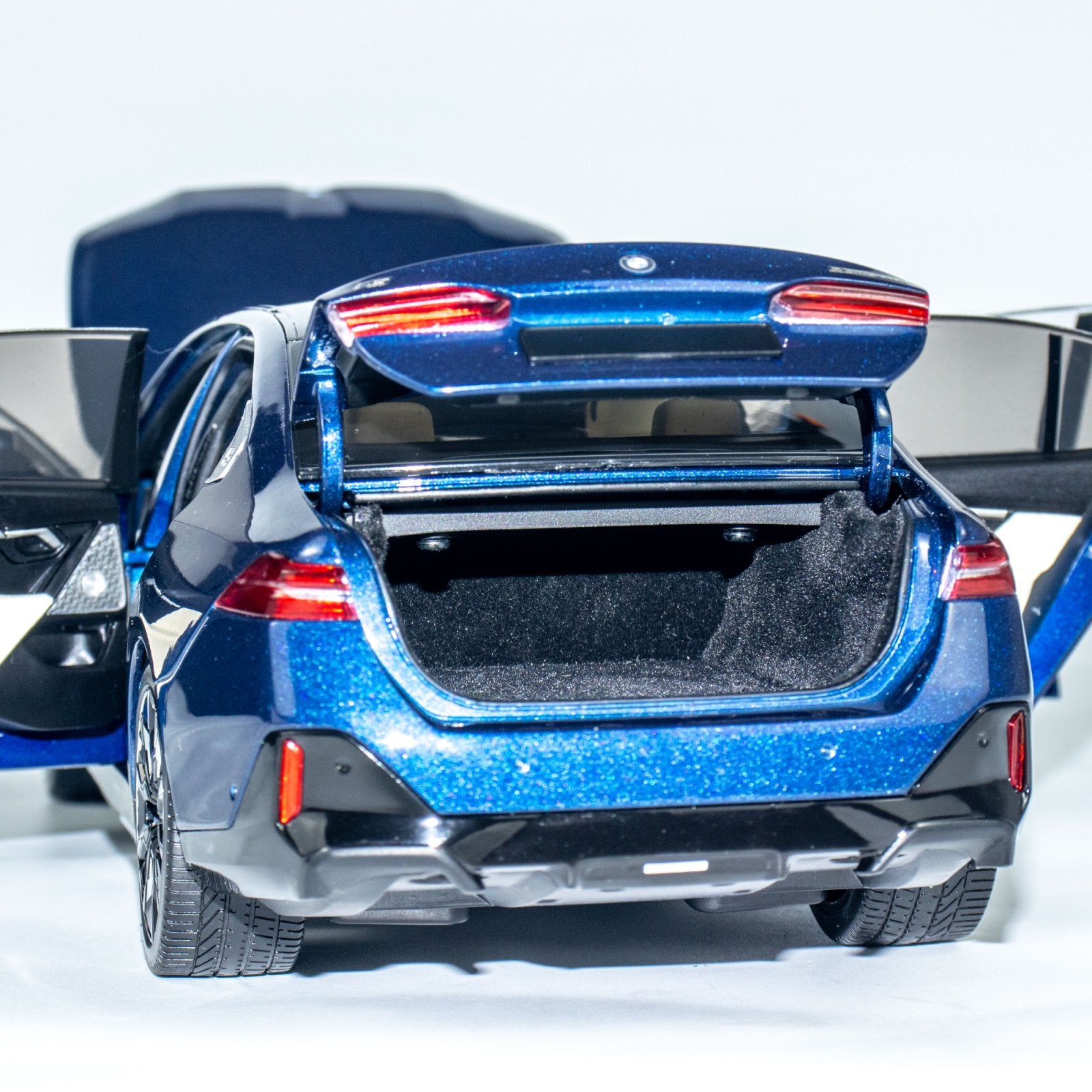 MINICHAMPS 1:18 BMW i5 - 2023 - BLUE METALLIC 110023400 – Horizon