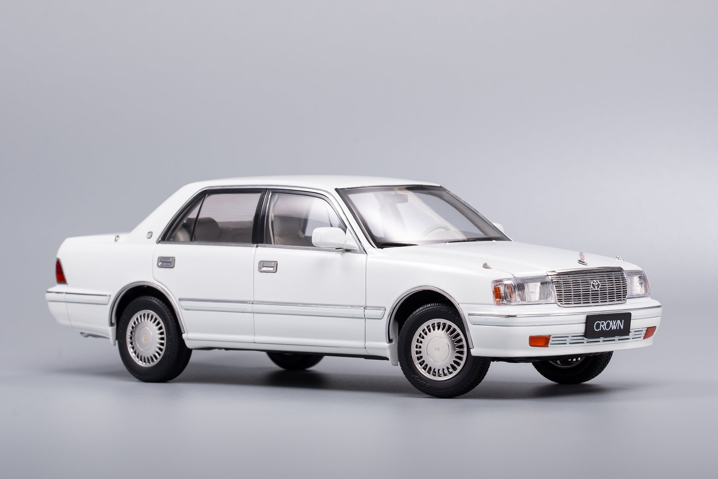 Kengfai 1:18 Toyota Crown Pearl White LHD KF027-2 – Horizon Diecast