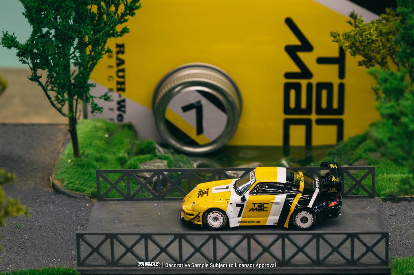 Tarmac Works 1:64 RWB 993 Tarmac With Metal Oil Can T64-017-TM