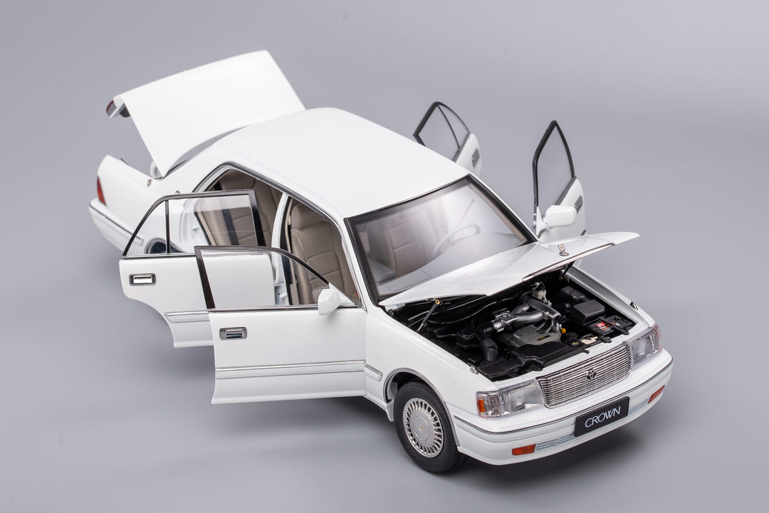 Kengfai 1:18 Toyota Crown Pearl White LHD KF027-2