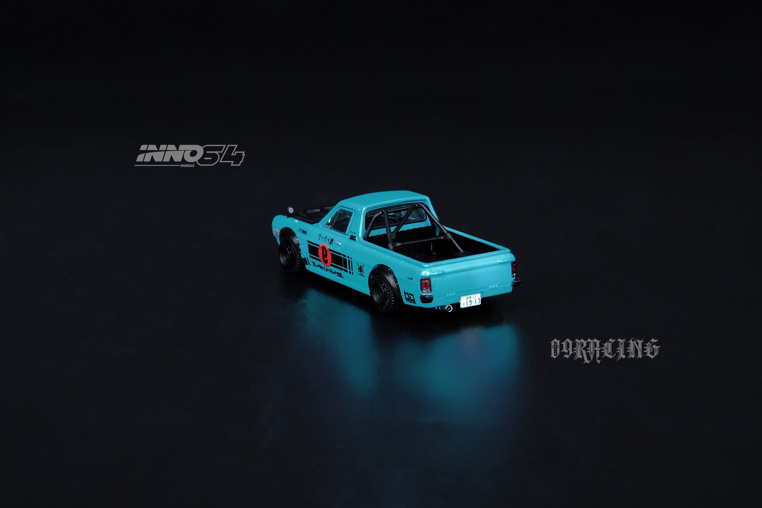 Inno64 X 09 Racing Decepcionez 1:64 Datsun Hakotora Pick up