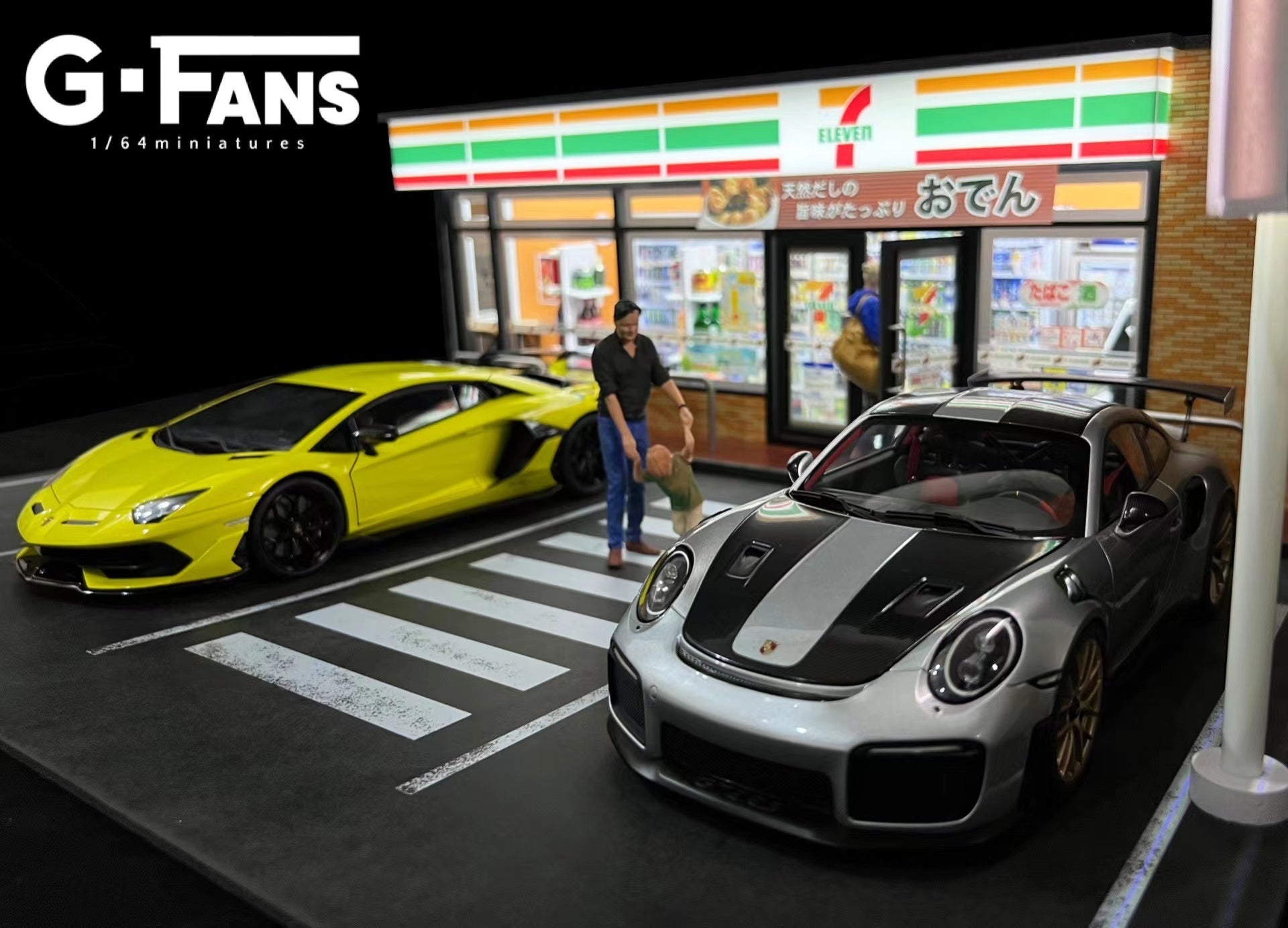 G.Fans 1:18 Diorama 7-11 Building Model 4 Parking Spaces 711801B